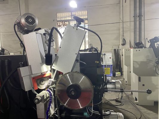 Tam CNC Dairesel Testere Bıçağı Ön Ve Arka Köşeli Döşeme Makinesi LDX-026A