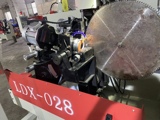 LDX-028A Tam CNC Yuvarlak Testere Bıçağı Çifte Döşeme Kafa Yan Döşeme Makinesi Toptan Satış